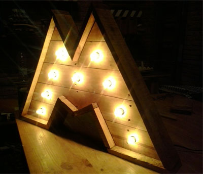 taller bricolatge lletres llum