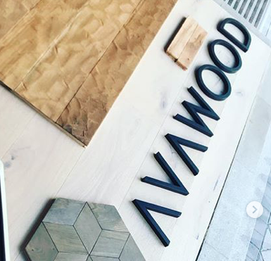 letras logo y madera