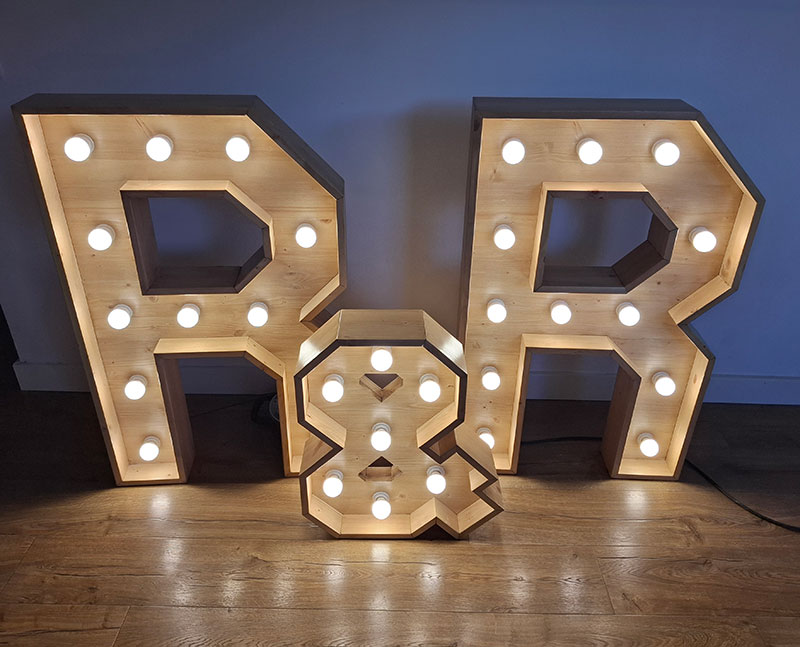 letras madera bombillas