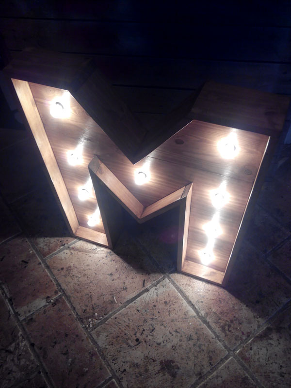 letras madera con luz