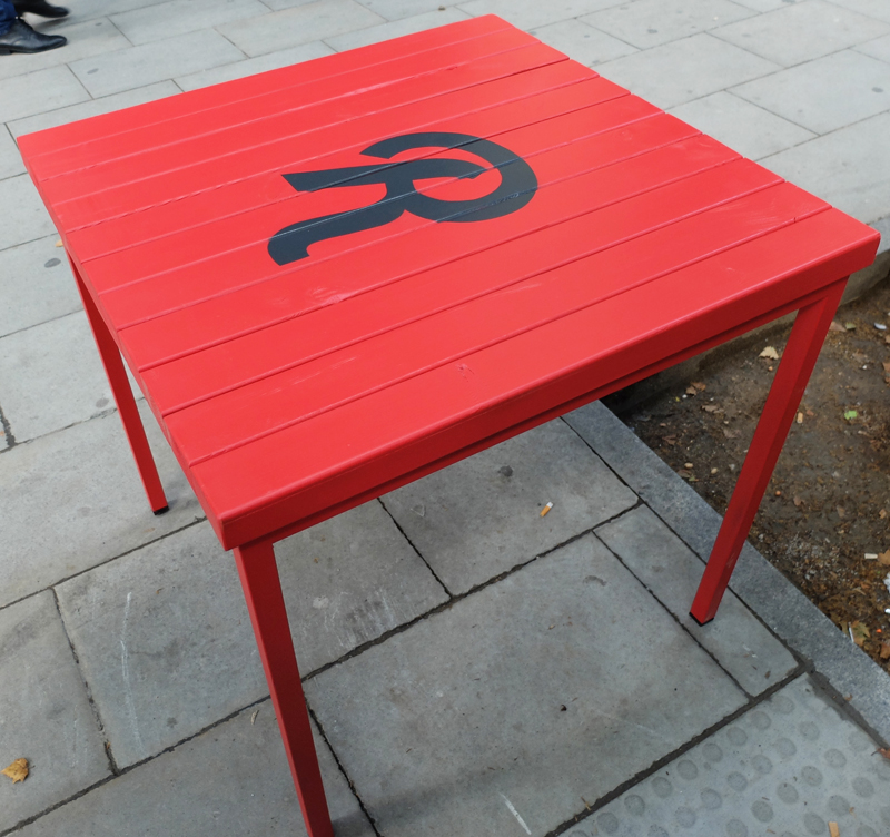 mesa terraza roja