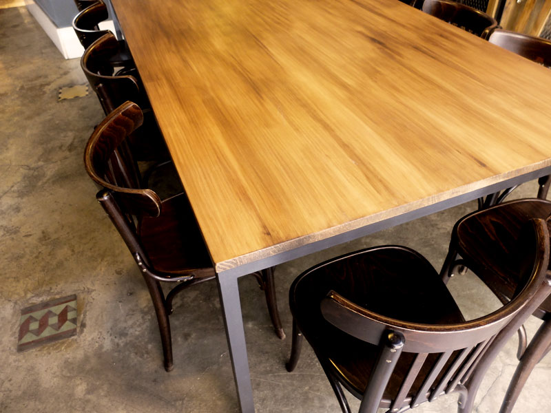 taula fusta i ferro artesanal