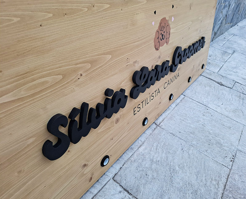 rótulo madera con bombillas