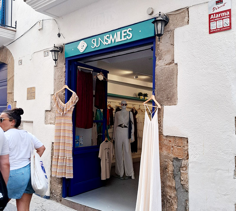 cartel madera tienda sitges